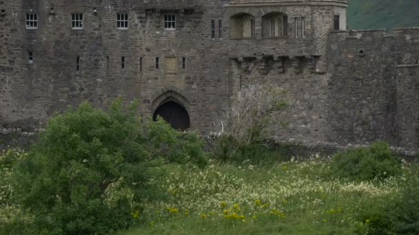 Eilean Donan Castle Huvudporten — Stockvideo