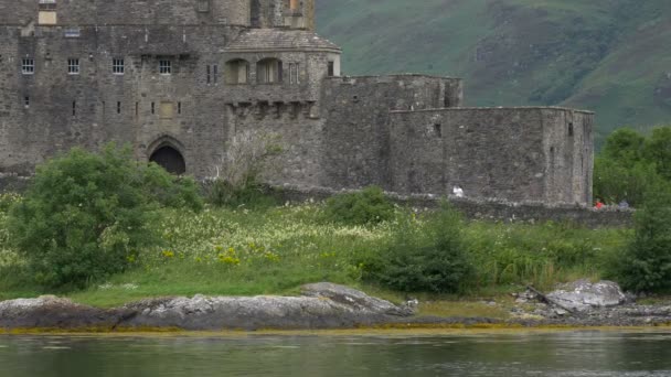 Eilean Donan Kalesi Adasının Rocky Sahili — Stok video