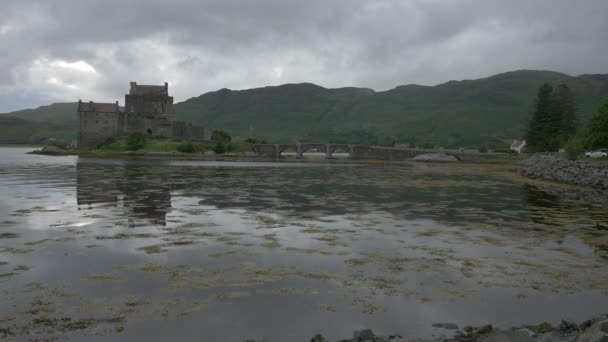 Eilean Donan Castle Island Kamenným Mostem — Stock video