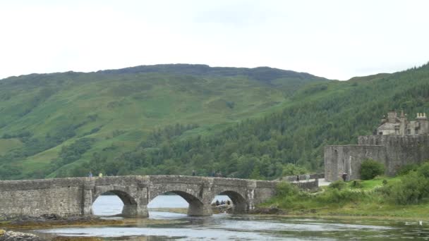 Felsbrücke Und Eilean Donan Castle — Stockvideo