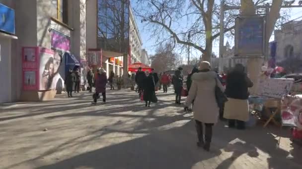 Chisinau Sokakta Yürüyen Insanlar — Stok video