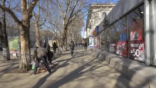 Mensen Lopen Stephen Grote Boulevard Chisinau — Stockvideo