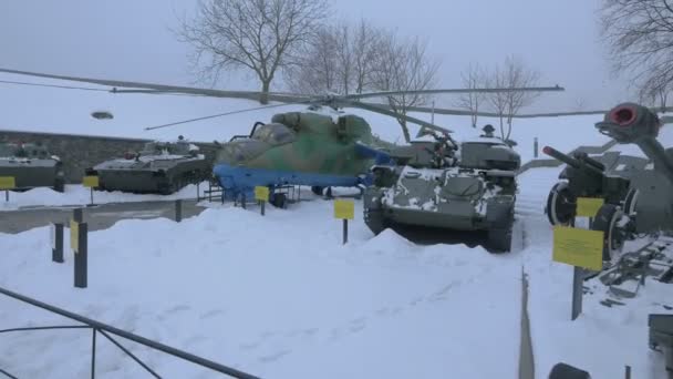 Panzer Kanonen Und Ein Hubschrauber Kriegsmuseum — Stockvideo