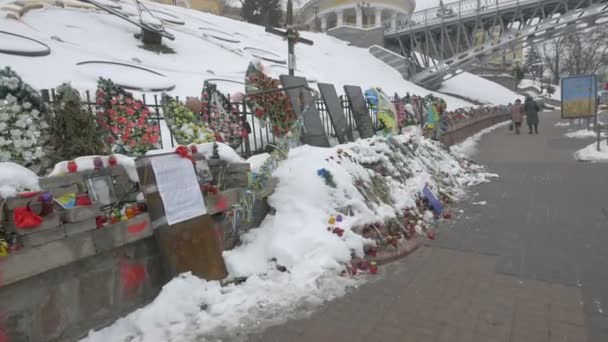 キエフの花時計近くの通りの記念碑 — ストック動画