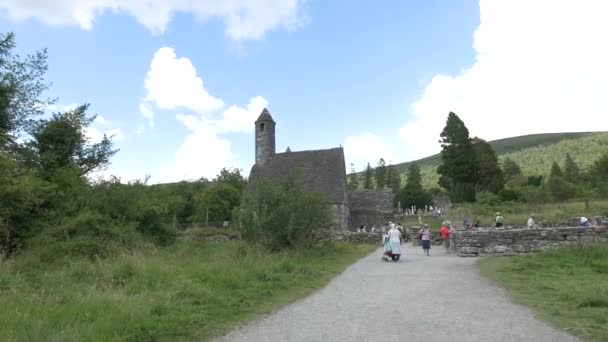 Personas Que Visitan Sitio Monástico Glendalough — Vídeo de stock