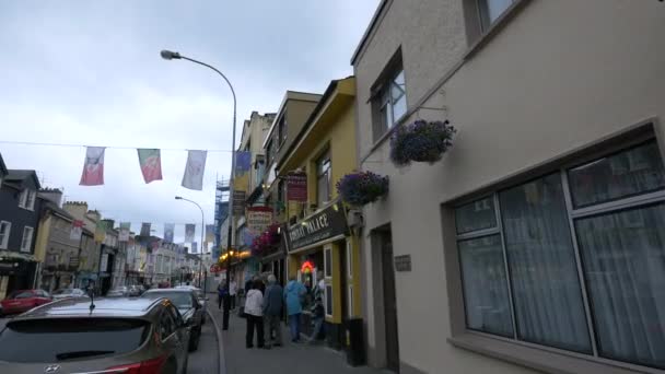 Menschen Vor Einem Restaurant Killarney Irland — Stockvideo