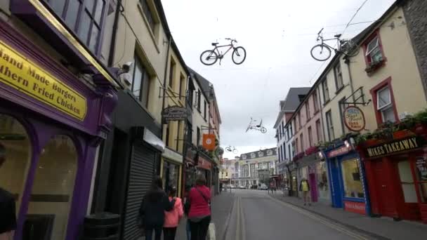 爱尔兰Killarney人行道上的人们 — 图库视频影像