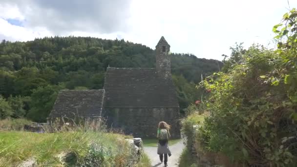 Femme Dirigeant Vers Chapelle Glendalough — Video