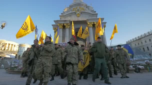 Groupe Soldats Près Monument Indépendance — Video