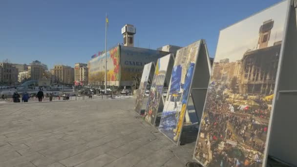 Ausstellung Von Gemälden Auf Dem Unabhängigkeitsplatz — Stockvideo