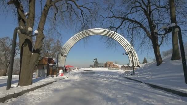 基辅Hreshchatyk公园内各国拱门的友谊 — 图库视频影像