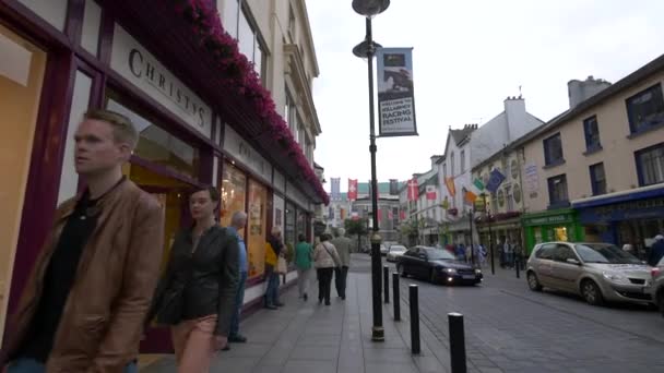 在爱尔兰Killarney市中心散步的人 — 图库视频影像