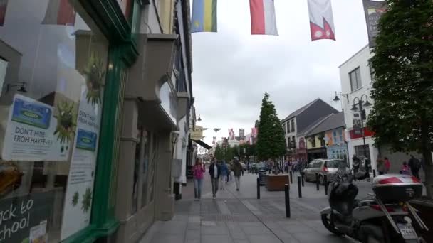 爱尔兰基拉尼人行道上的商店橱窗 — 图库视频影像