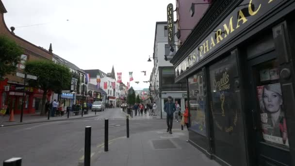 Personas Coches Las Calles Killarney Irlanda — Vídeo de stock