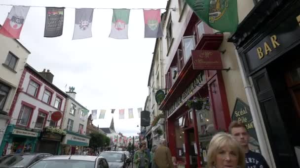 Personas Coches Una Calle Killarney Irlanda — Vídeo de stock