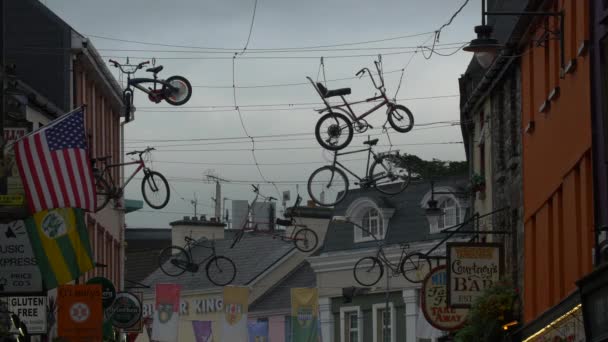 Bicicletas Penduradas Uma Rua — Vídeo de Stock