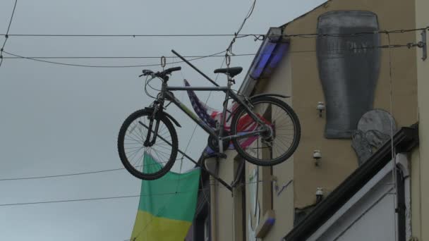 Una Bicicletta Sospesa Cartello Birra — Video Stock