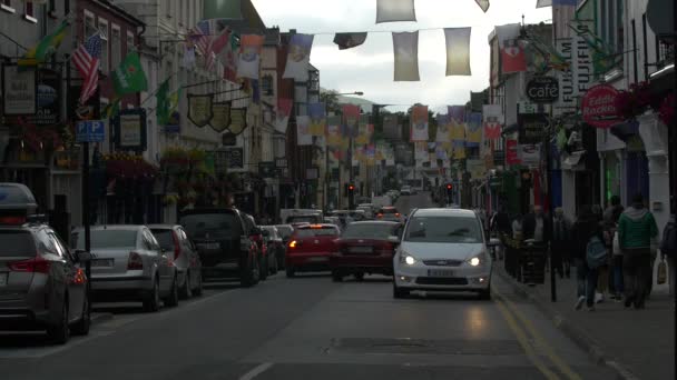 爱尔兰Killarney的汽车和人 — 图库视频影像