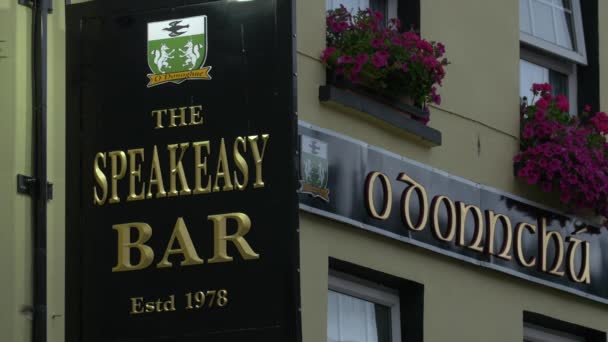 Ein Kneipenschild Killarney Irland — Stockvideo