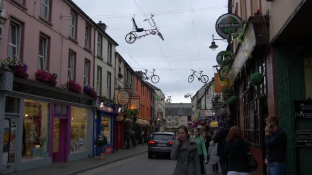 Una Calle Con Bicicletas Suspendidas — Vídeos de Stock