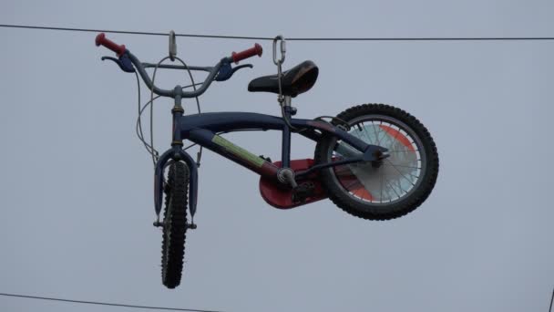 Petit Vélo Suspendu Dans Air — Video