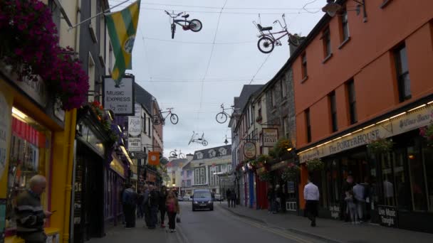Killarney大街上停放的自行车 — 图库视频影像