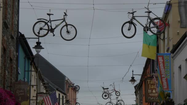 Bicicletas Penduradas Uma Rua Killarney Irlanda — Vídeo de Stock