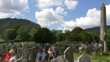 Glendalough Mezarlığını ziyaret eden turistler 