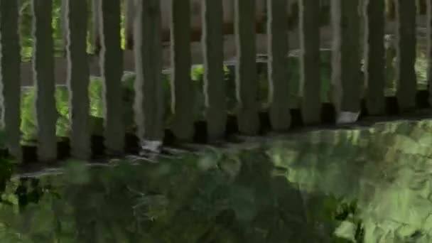 反映在水中的桥梁栏杆 — 图库视频影像