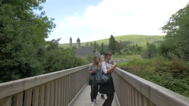 Άνθρωποι Πόδια Προς Glendalough Μοναστηριακό Site — Αρχείο Βίντεο