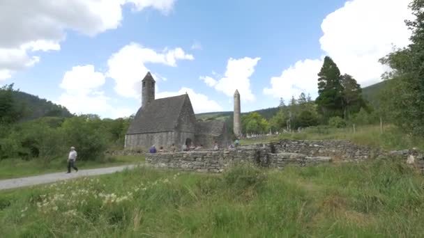 Glendalough Monastic Site Sétáló Emberek — Stock videók