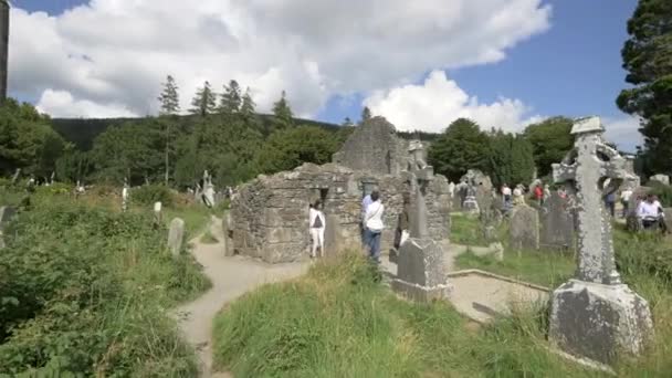 Туристы Посещающие Каменные Руины Глендалоу — стоковое видео
