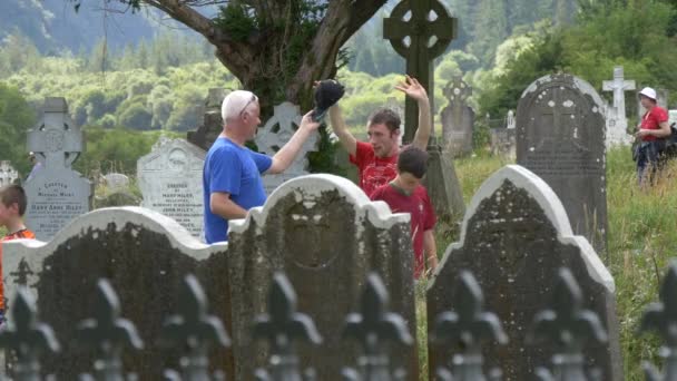 Menschen Besuchen Den Friedhof Von Glendalough — Stockvideo