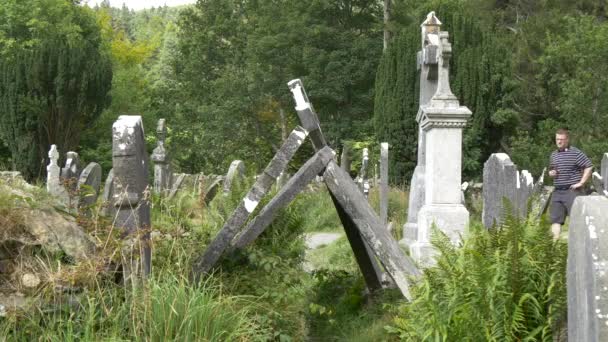 グレンダルフ墓地にある古い墓石 — ストック動画