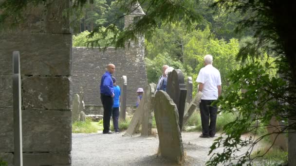 Muži Navštěvující Glendalough Klášterní Stránky — Stock video