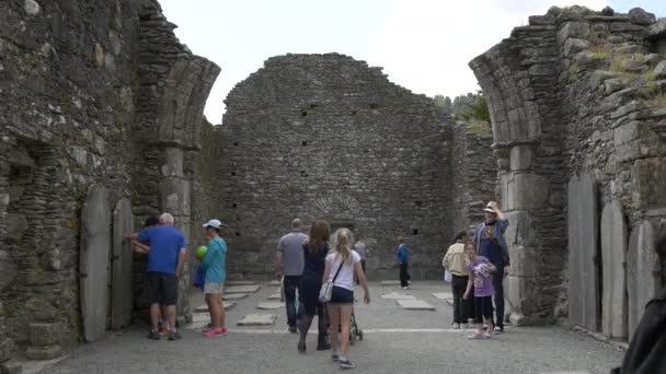 Personnes Visitant Les Ruines Cathédrale — Video