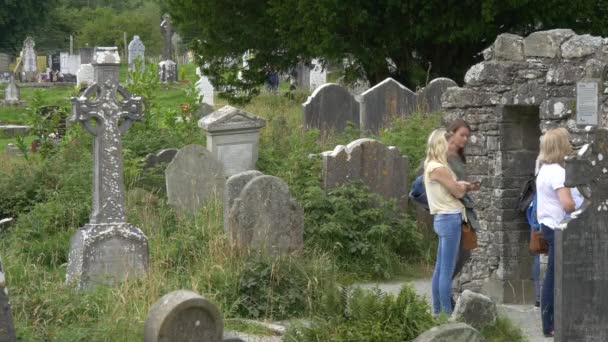 参观Glendalough坟场废墟的妇女 — 图库视频影像