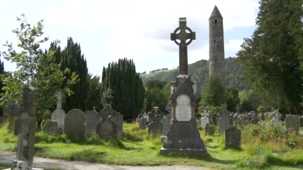 Glendalough坟场的圣凯文十字架 — 图库视频影像