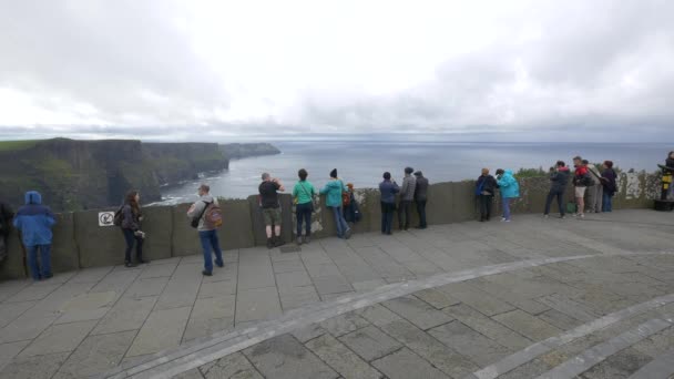 Tourists Cliffs Moher — Stock Video