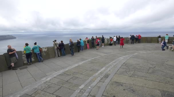 Turistas Admirando Oceano Atlântico — Vídeo de Stock