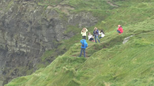 People Sitting Cliff Grass — Stock video