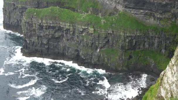 High Angle View Waves Crashing Cliffs — Video Stock