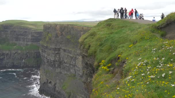 Menschen Besuchen Cliffs Moher — Stockvideo