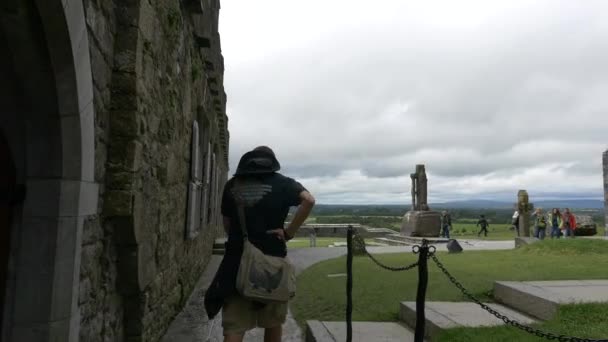 Turis Mengunjungi Reruntuhan Batu Cashel — Stok Video