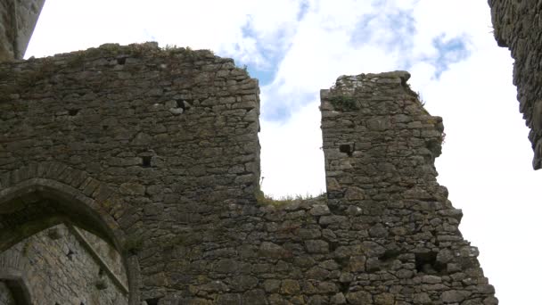 Weiße Wolken Und Mittelalterliche Ruinen — Stockvideo