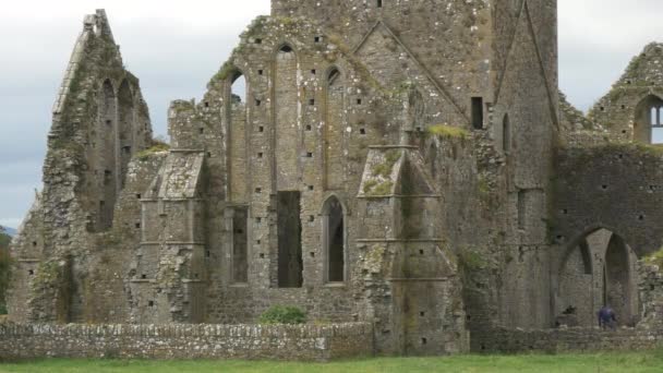 Ruïnes Met Gebogen Ramen Bij Hore Abbey — Stockvideo