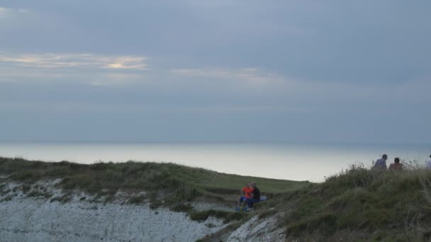 Mensen Rusten Klif Van Beachy Head — Stockvideo