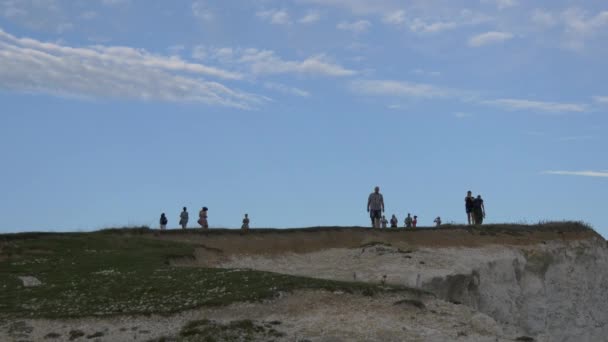 Touristen Auf Der Klippe Von Beachy Head — Stockvideo