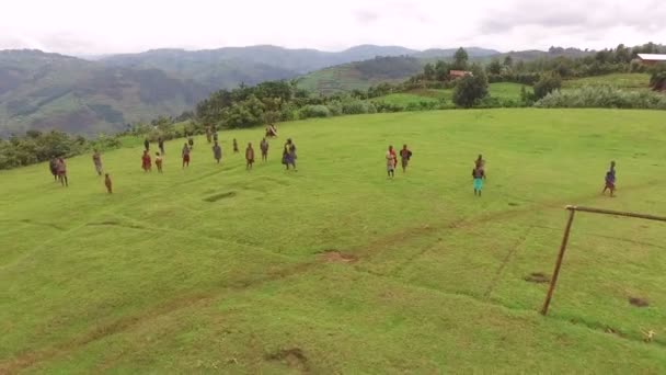 Ilmakuva Pellolla Juoksevista Ihmisistä Uganda — kuvapankkivideo