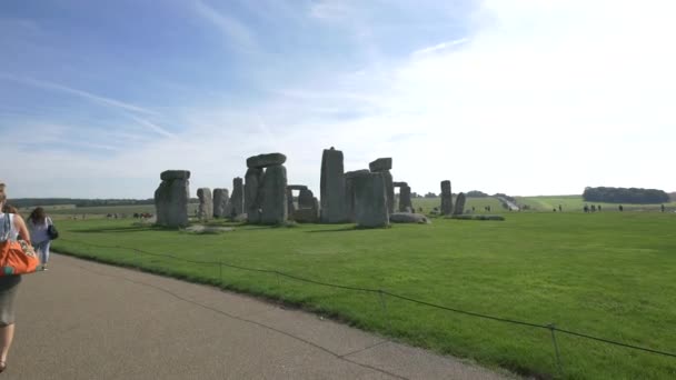 Turister Besöker Den Berömda Stonehenge — Stockvideo